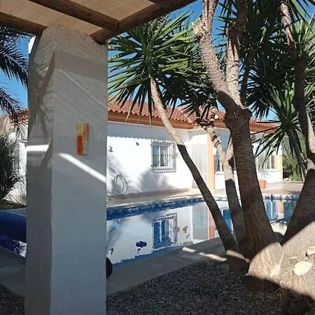 Veronica Villa *